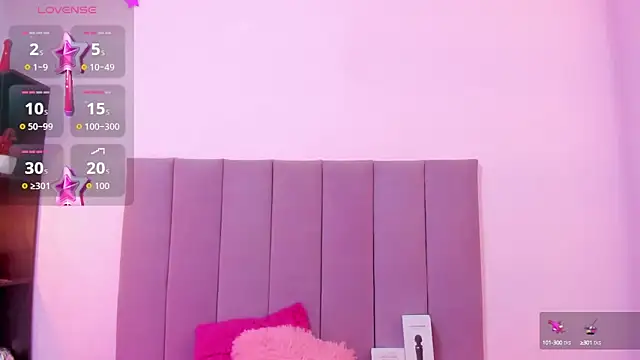 HoollyHendrix online show from October 16, 2025, 8:17 pm