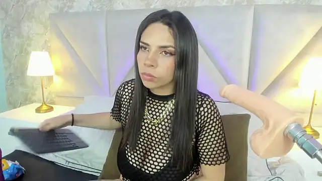 Snapshot of VioletStonee1 chatting on November 6, 2025, 8:24 pm VioletStonee1 online show from November 6, 2025, 8:24 pm