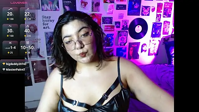 Snapshot of Roxy_f_w chatting on March 31, 2026, 10:12 pm Roxy f w online show from March 31, 2026, 10:12 pm