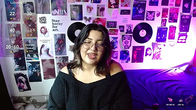Snapshot of Roxy_f_w chatting on April 21, 2026, 4:35 pm Roxy f w online show from April 21, 2026, 4:35 pm