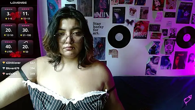 Snapshot of Roxy_f_w chatting on April 18, 2026, 7:07 pm Roxy f w online show from April 18, 2026, 7:07 pm