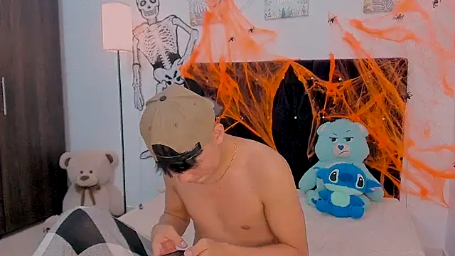 Zacktorres  online show from October 22, 2025, 9:35 pm