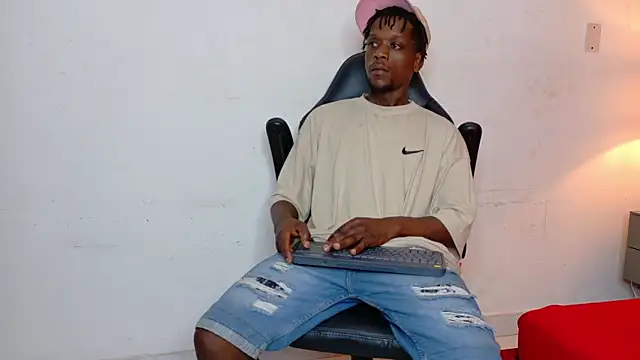 Snapshot of SkylerBigxxx chatting on October 2, 2025, 3:54 am SkylerBigxxx online show from October 2, 2025, 3:54 am