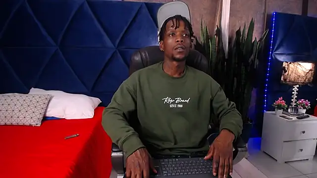 Snapshot of SkylerBigxxx chatting on October 22, 2025, 4:34 am SkylerBigxxx online show from October 22, 2025, 4:34 am