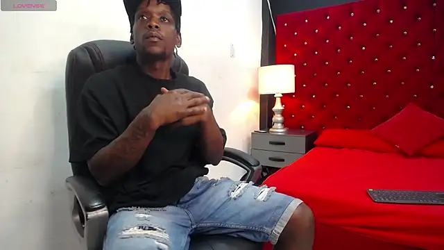 Snapshot of SkylerBigxxx chatting on October 31, 2025, 3:47 am SkylerBigxxx online show from October 31, 2025, 3:47 am