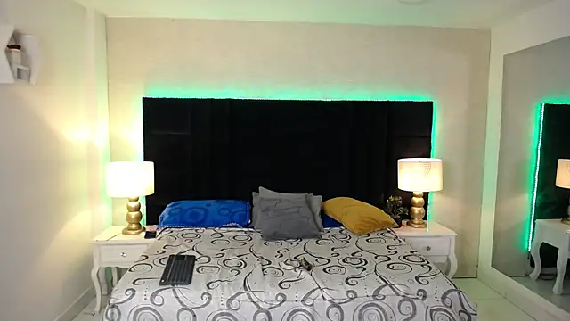 SkylerBigxxx online show from April 17, 2026, 4:15 am