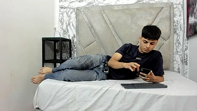 Snapshot of Logan_Jhonson chatting on September 27, 2025, 2:39 am Logan Jhonson online show from September 27, 2025, 2:39 am