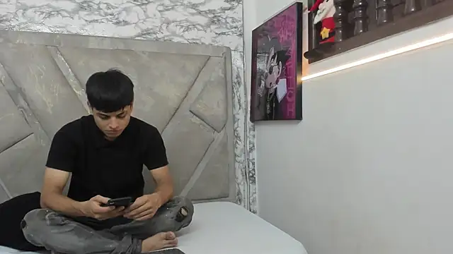 Snapshot of Logan_Jhonson chatting on October 11, 2025, 2:01 am Logan Jhonson online show from October 11, 2025, 2:01 am