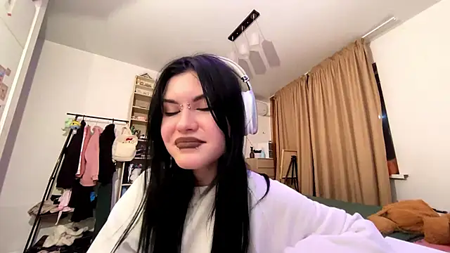 DulcieBelin online show from September 16, 2025, 9:05 pm