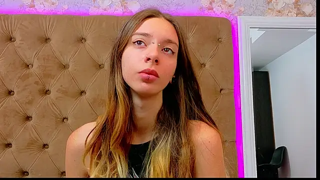 CoraVex online show from May 25, 2026, 3:39 am