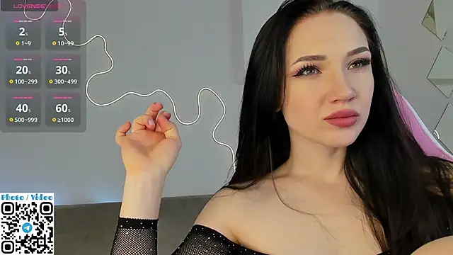 Snapshot of Helen_Spark chatting on October 13, 2025, 2:02 am Helen Spark online show from October 13, 2025, 2:02 am