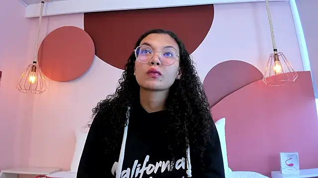 SweetStarr  online show from September 25, 2025, 1:17 pm