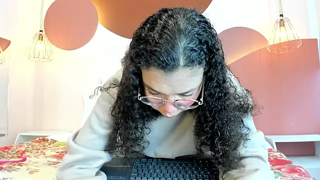 SweetStarr  online show from September 30, 2025, 12:55 pm