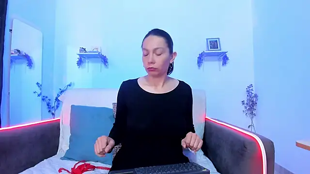 karlaaa   online show from November 19, 2025, 1:55 pm