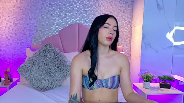 Snapshot of LizieSmith chatting on October 20, 2025, 2:28 pm LizieSmith online show from October 20, 2025, 2:28 pm