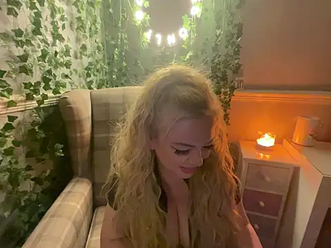 Snapshot of BonnyDesire chatting on October 14, 2025, 7:03 pm BonnyDesire online show from October 14, 2025, 7:03 pm