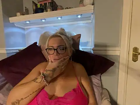 Snapshot of BonnyDesire chatting on November 18, 2025, 8:23 pm BonnyDesire online show from November 18, 2025, 8:23 pm