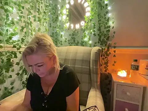 Snapshot of BonnyDesire chatting on November 10, 2025, 7:30 pm BonnyDesire online show from November 10, 2025, 7:30 pm