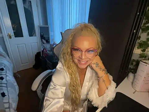 BonnyDesire online show from April 15, 2026, 6:56 pm