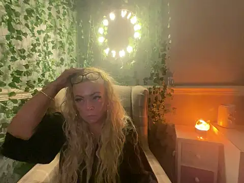 Snapshot of BonnyDesire chatting on October 1, 2025, 6:34 pm BonnyDesire online show from October 1, 2025, 6:34 pm