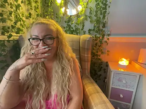 Snapshot of BonnyDesire chatting on October 3, 2025, 4:41 pm BonnyDesire online show from October 3, 2025, 4:41 pm