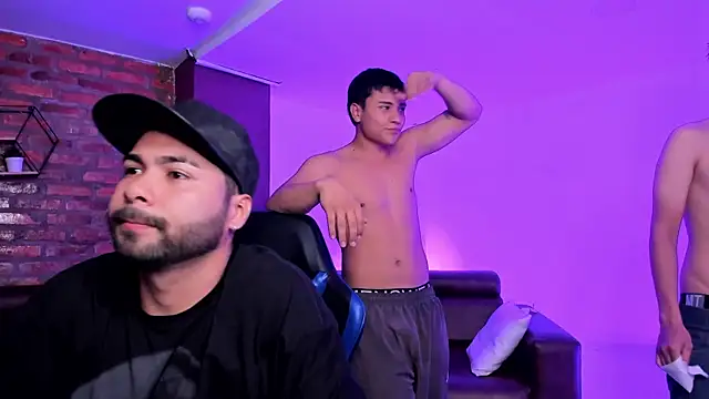 Snapshot of Hot_Threesomee chatting on October 4, 2025, 1:23 pm Hot Threesomee online show from October 4, 2025, 1:23 pm