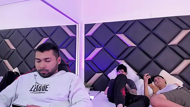 Snapshot of Hot_Threesomee chatting on November 11, 2025, 1:28 pm Hot Threesomee online show from November 11, 2025, 1:28 pm