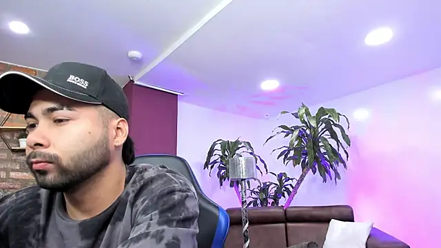 Snapshot of Hot_Threesomee chatting on October 9, 2025, 1:33 pm Hot Threesomee online show from October 9, 2025, 1:33 pm