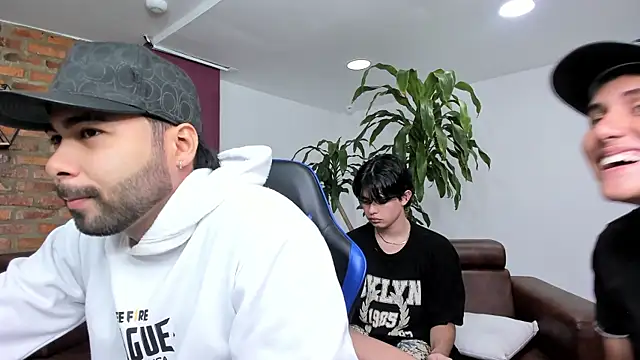 Snapshot of Hot_Threesomee chatting on October 3, 2025, 1:12 pm Hot Threesomee online show from October 3, 2025, 1:12 pm