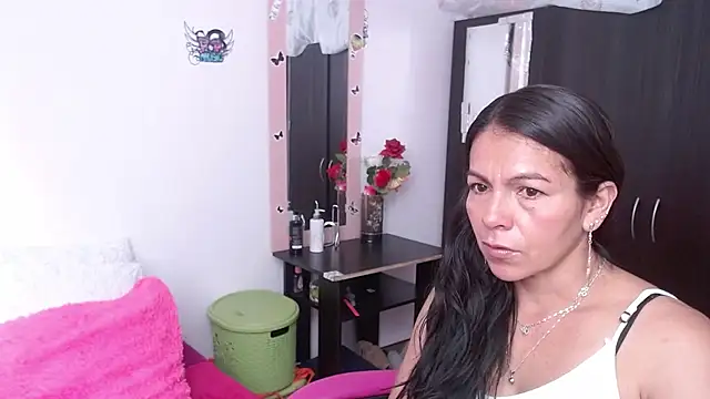 Snapshot of camilavargas_ chatting on October 5, 2025, 8:43 pm camilavargas online show from October 5, 2025, 8:43 pm