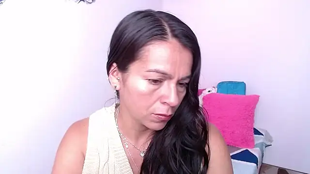 Snapshot of camilavargas_ chatting on February 14, 2026, 3:45 pm camilavargas online show from February 14, 2026, 3:45 pm