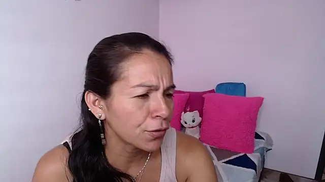 Snapshot of camilavargas_ chatting on February 15, 2026, 3:55 pm camilavargas online show from February 15, 2026, 3:55 pm