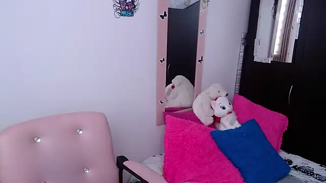 camilavargas  online show from November 19, 2025, 8:31 pm