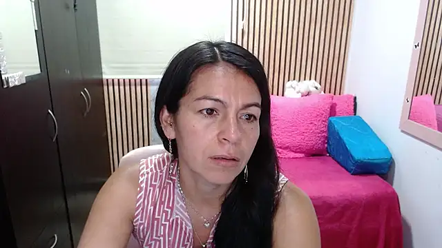 camilavargas  online show from April 16, 2026, 9:39 pm