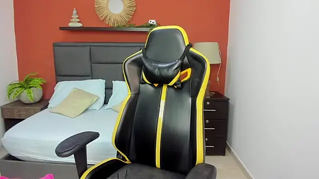 molly lovee  online show from September 25, 2025, 11:49 am