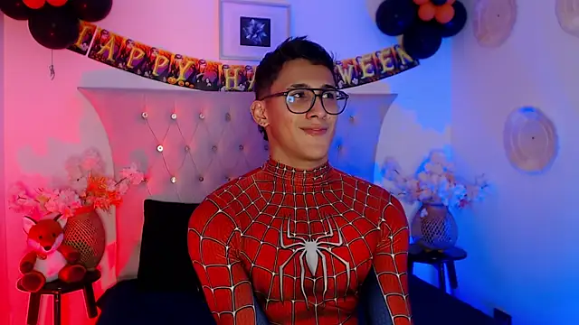 Snapshot of SalvadorFit chatting on October 13, 2025, 10:10 pm SalvadorFit online show from October 13, 2025, 10:10 pm