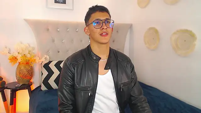 Snapshot of SalvadorFit chatting on September 18, 2025, 9:18 pm SalvadorFit online show from September 18, 2025, 9:18 pm