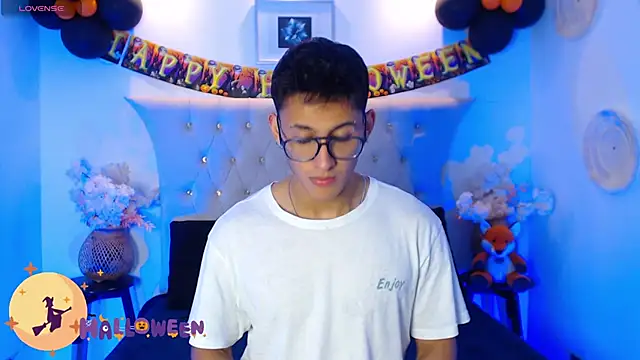 Snapshot of SalvadorFit chatting on October 26, 2025, 8:42 pm SalvadorFit online show from October 26, 2025, 8:42 pm