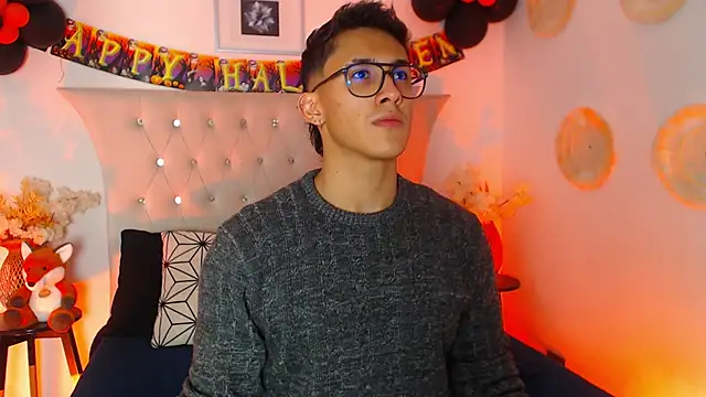 Snapshot of SalvadorFit chatting on November 2, 2025, 8:36 pm SalvadorFit online show from November 2, 2025, 8:36 pm