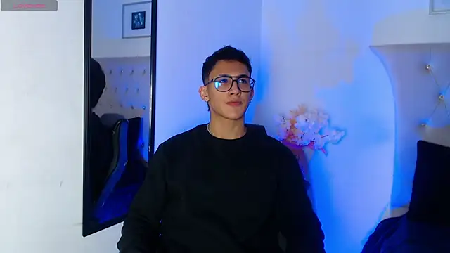 Snapshot of SalvadorFit chatting on November 3, 2025, 8:23 pm SalvadorFit online show from November 3, 2025, 8:23 pm