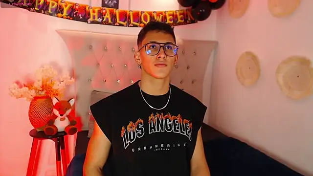 Snapshot of SalvadorFit chatting on October 7, 2025, 8:32 pm SalvadorFit online show from October 7, 2025, 8:32 pm