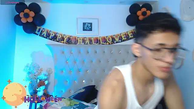 Snapshot of SalvadorFit chatting on October 27, 2025, 8:43 pm SalvadorFit online show from October 27, 2025, 8:43 pm