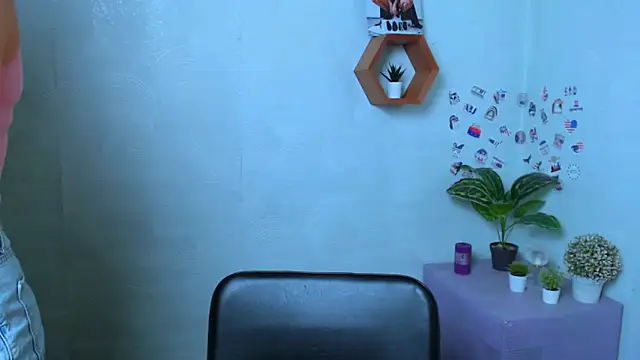 Snapshot of EvelinaMiss_ chatting on October 20, 2025, 7:03 pm EvelinaMiss online show from October 20, 2025, 7:03 pm