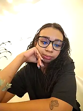 Snapshot of Suzanelee1 chatting on October 4, 2025, 11:28 pm Suzanelee1 online show from October 4, 2025, 11:28 pm