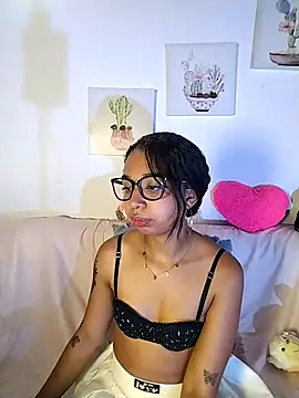 Snapshot of Suzanelee1 chatting on October 26, 2025, 2:01 am Suzanelee1 online show from October 26, 2025, 2:01 am