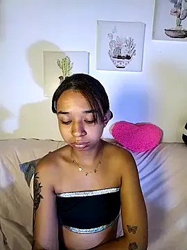 Snapshot of Suzanelee1 chatting on October 6, 2025, 9:43 am Suzanelee1 online show from October 6, 2025, 9:43 am