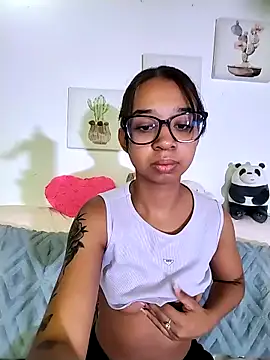 Snapshot of Suzanelee1 chatting on September 19, 2025, 1:15 pm Suzanelee1 online show from September 19, 2025, 1:15 pm