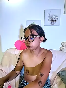 Snapshot of Suzanelee1 chatting on September 22, 2025, 10:05 pm Suzanelee1 online show from September 22, 2025, 10:05 pm