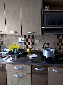 Snapshot of Suzanelee1 chatting on October 27, 2025, 5:03 pm Suzanelee1 online show from October 27, 2025, 5:03 pm