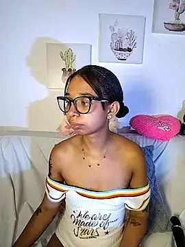 Snapshot of Suzanelee1 chatting on October 4, 2025, 3:41 am Suzanelee1 online show from October 4, 2025, 3:41 am